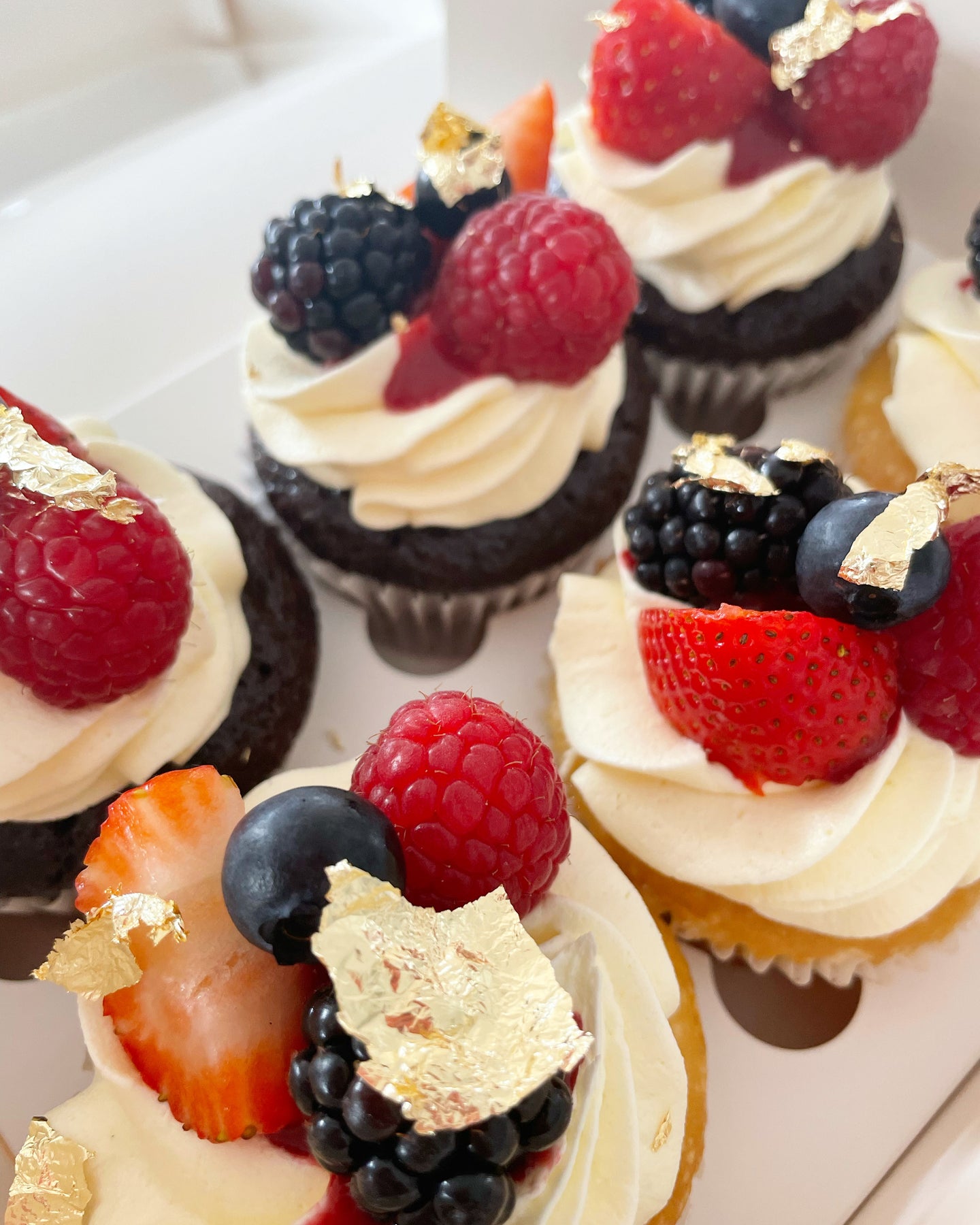 BERRY-LIOUS CUPCAKES